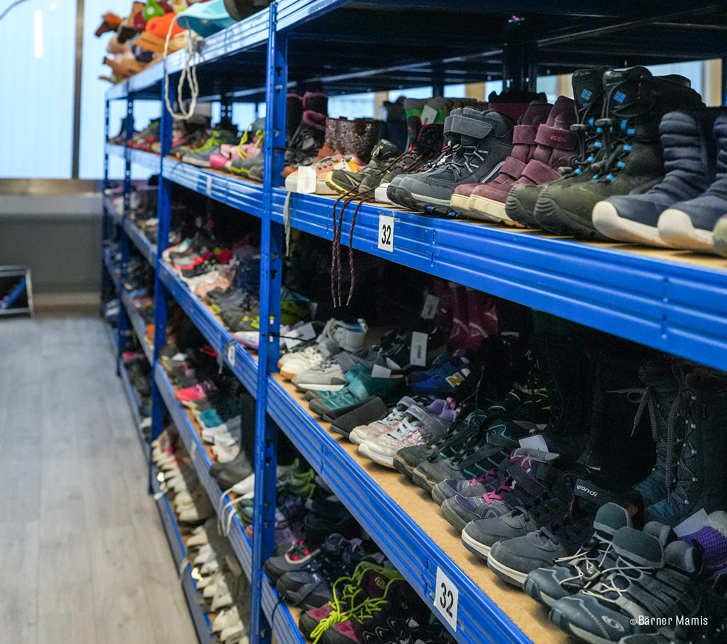 Regal voller Schuhe in einer Kinderkleiderbörse.